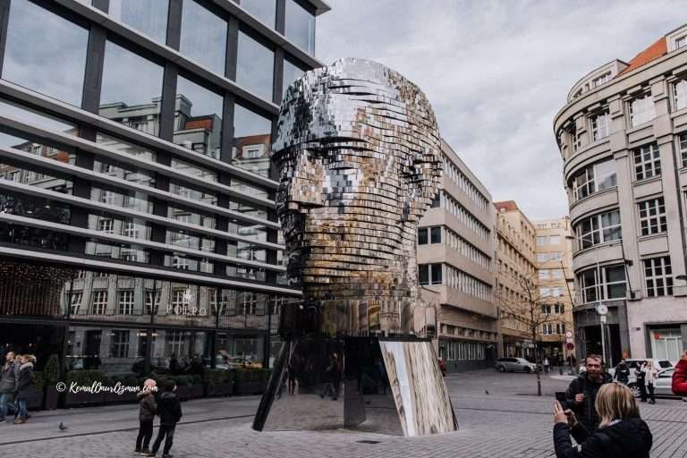 David &Ccaron;ern&yacute;&rsquo;s rotating Kafka head in Prague