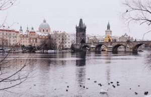 Erstaunlicher Winter an der Prager Moldau