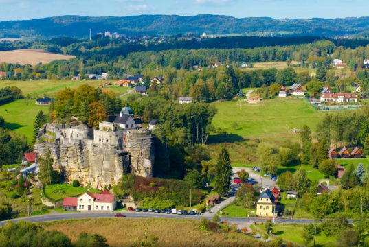 Sloup Rock Castle and Hermitage Ekran Alintisi