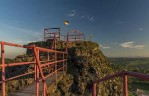 טירת Tolštejn - החורבה השמורה ביותר בהרי לוסטיאן