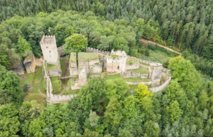 גלה את ההיסטוריה והסודות של טירת הלפנבורק ליד Úštěk