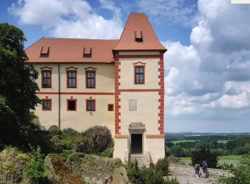 Kámen Castle – a romantic castle on a rock made of serpentinite