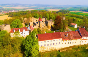 טירת קלנובה ושאטו - גלריה באוויר הפתוח