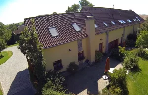 ๋ฐ๋ฆฌ๋
ธํ์ ๋ฌผ๋ฆฌ์ค ๋์ฅ The Moulis farm in Milรญnov