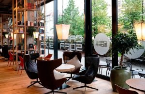 Sofa kawiarniana café sofa-prague-cafe