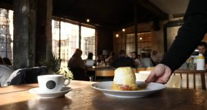 고객 지원 서비스 카바나 코 흘레다 프라하 카페