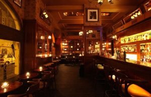 Týnská Bar und Bücher týnská bar and books-prague-bars