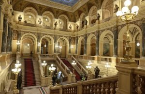 布拉格国家博物馆:瓦茨拉夫广场上的活地标