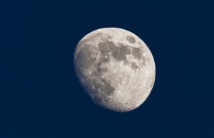 布拉格上空令人惊叹的残月景观